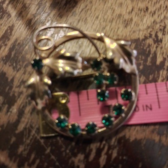 Vintage Gold Toned Grapevine Brooch Pin with Rhinestone Emeralds - Picture 3 of 4